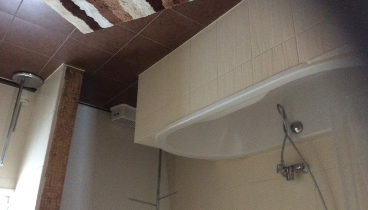 Bad mit Badewanne, © Johanna Manthey Bad mit Badewanne, © Johanna Manthey