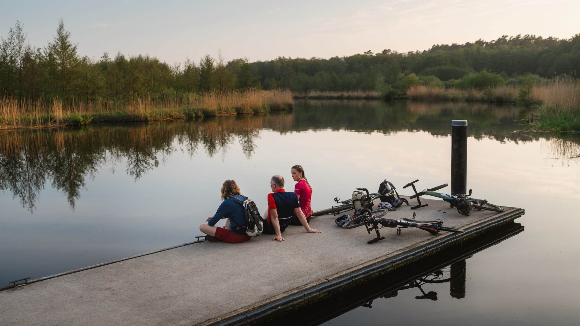 Bikepacking: Pause an der Peene nach einer Fahrradtour // Keine Gnade für die Wade? Am Ufer der Peene nach der Tagesetappe die Beine im kühlen Nass erfrischen! // © MV-T/Gross Bikepacking: Pause an der Peene nach einer Fahrradtour