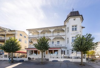Au&szlig;enansicht mit Terrasse // &copy; Strandhotel zur Promenade