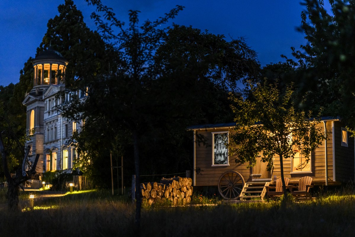 Warmte van het hart op twee wielen: de saunawagen voor gezellige, hete momenten van gelukzaligheid // &copy; Schloss Kaarz / Stefan von Stengel