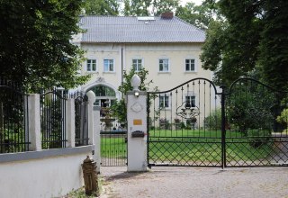 Het kasteel ligt aan de rand van het dorp in een prachtig park. // © Gabriele Skorupski Het kasteel ligt aan de rand van het dorp in een prachtig park. // © Gabriele Skorupski