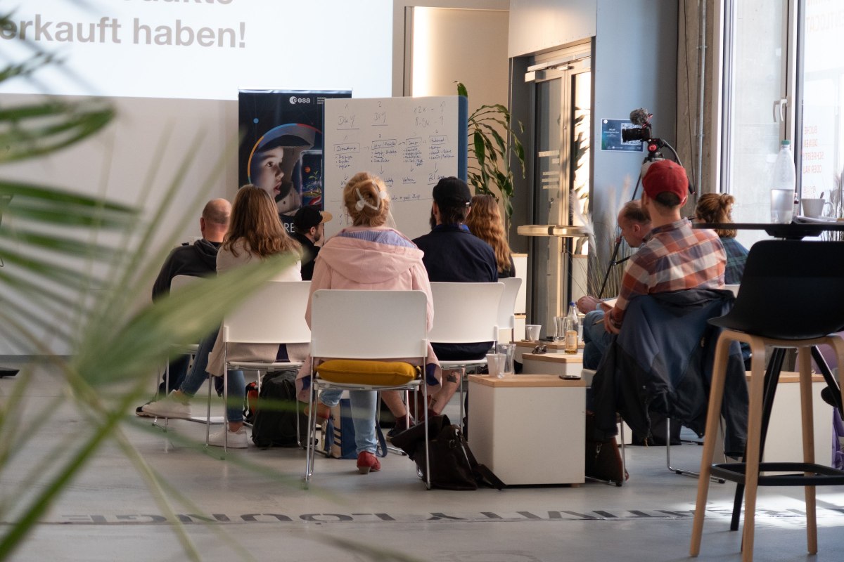Workshopgruppe von hinten im InnovationPort Wismar vor Whiteboard und Rollup // &copy; InnovationPort Wismar