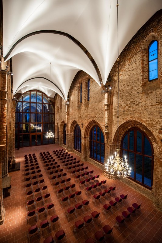Kirchenlangschiff mit Akustiksegel // © beyer architekten Kirchenlangschiff mit Akustiksegel // © beyer architekten