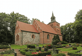Seitenansicht der Kirche und Friedhof // &copy; MV-T/Gohlke