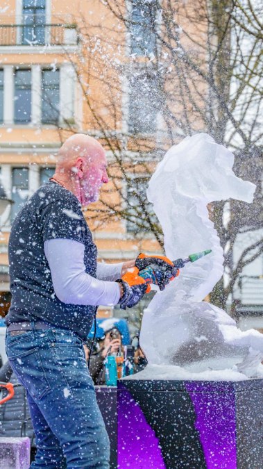Karls Eisskulpturen schnitzen, &copy; Karls Erlebnisdorf