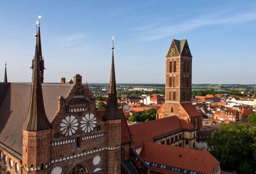 Luftbild von der Hansestadt Wismar mit Blick auf die St. Georgen Kirche und den St. Marienkirchturm., © TMV/Henig