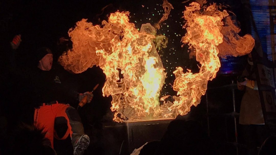 Eisskulpturenschnitzer in Aktion, © Zsolt M. Toth