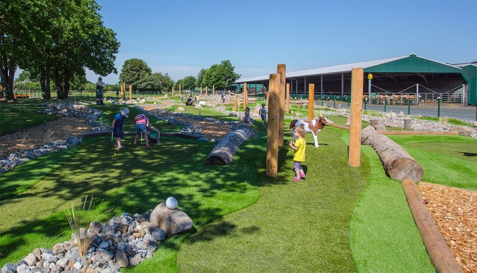 Die 18-Loch Adventure-Minigolf-Anlage mit natürlichen Hindernissen sorgt für Familienspaß // © Sven Lingott / Gut Darß Die 18-Loch Adventure-Minigolf-Anlage mit natürlichen Hindernissen sorgt für Familienspaß // © Sven Lingott / Gut Darß