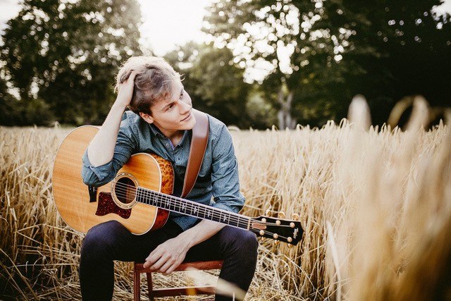 Singer-Songwriter Gabriel Zanetti &middot; BLAUER MITTWOCH, &copy; Gabriel Zanetti