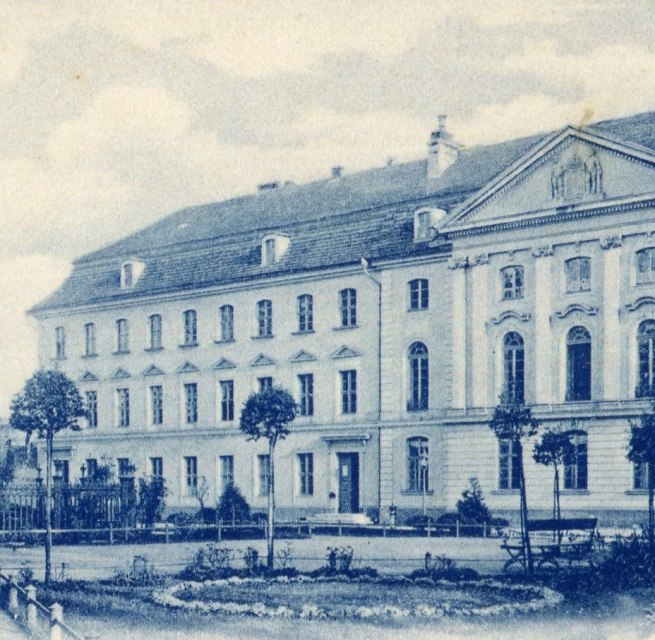 Rubenow-Platz mit Rubenow-Denkmal und Universität in Greifswald, um 1900 // © Postkarte Rubenow-Platz mit Rubenow-Denkmal und Universität in Greifswald, um 1900 // © Postkarte