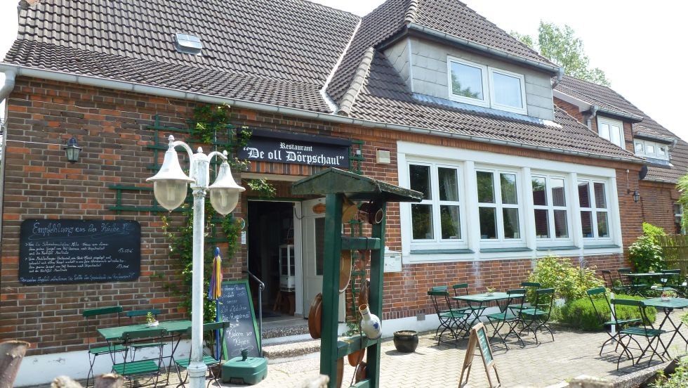Das Bio-Restaurant "De oll Dörpschaul" befindet sich in der ehemaligen Dorfschule von Rosenow // © Susanne Trampnau Das Bio-Restaurant "De oll Dörpschaul" befindet sich in der ehemaligen Dorfschule von Rosenow // © Susanne Trampnau