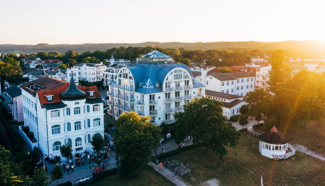 Das "Hotel am Meer" reizt mit seiner N&auml;he zum Ostseestrand, seinem Wellnessbereich und der Blue Moon Lounge mit Panoramablick auf dem Dach., &copy; TMV/Friedrich