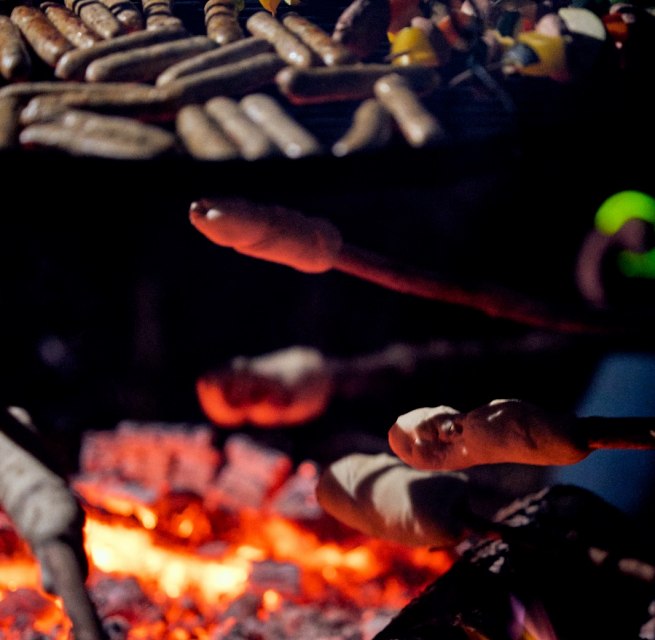 Gemeinsames Grillen und Stockbrot &uuml;ber dem Feuer // &copy; Johanna Franke