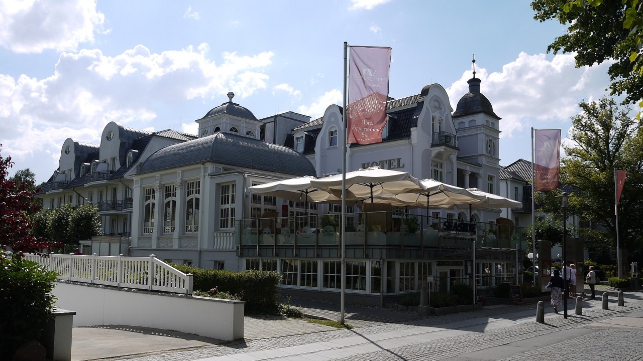 Nur wenige Meter von der Ostsee entfernt - das Hotel Vier Jahreszeiten // &copy; TMV