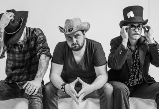 Coverhits mit Mandoline, Bass-Ukulele und Gitarre. Kleine Instrumente - große Songs - großer Spaß. // © Stephan Klement Coverhits mit Mandoline, Bass-Ukulele und Gitarre. Kleine Instrumente - große Songs - großer Spaß. // © Stephan Klement