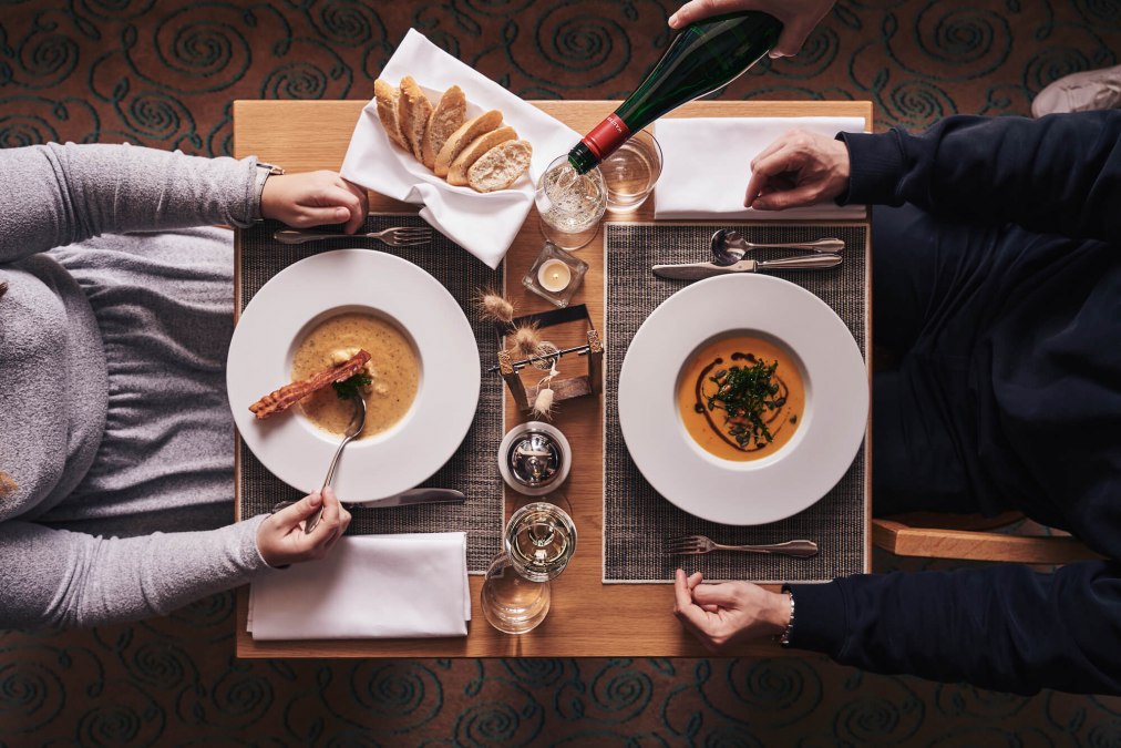 restaurant-suppe-gaeste-brot-essen-nordperd-villen-goehren, © Arne Nagel restaurant-suppe-gaeste-brot-essen-nordperd-villen-goehren, © Arne Nagel