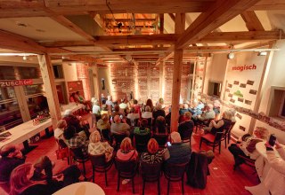 Menschen sitzen in der beleuchteten Remise und schauen zur B&uuml;hne, &copy; Oliver Borchert