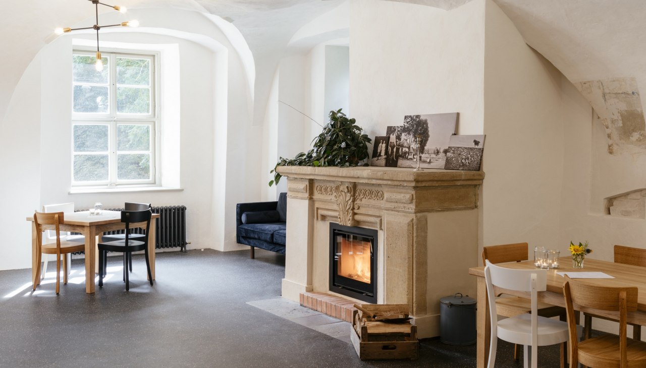 Toeristisch basisstation, caf&eacute;, bar op de begane grond van de waterburcht van Quilow, &copy; Wasserschloss Quilow/Philipp Meuser