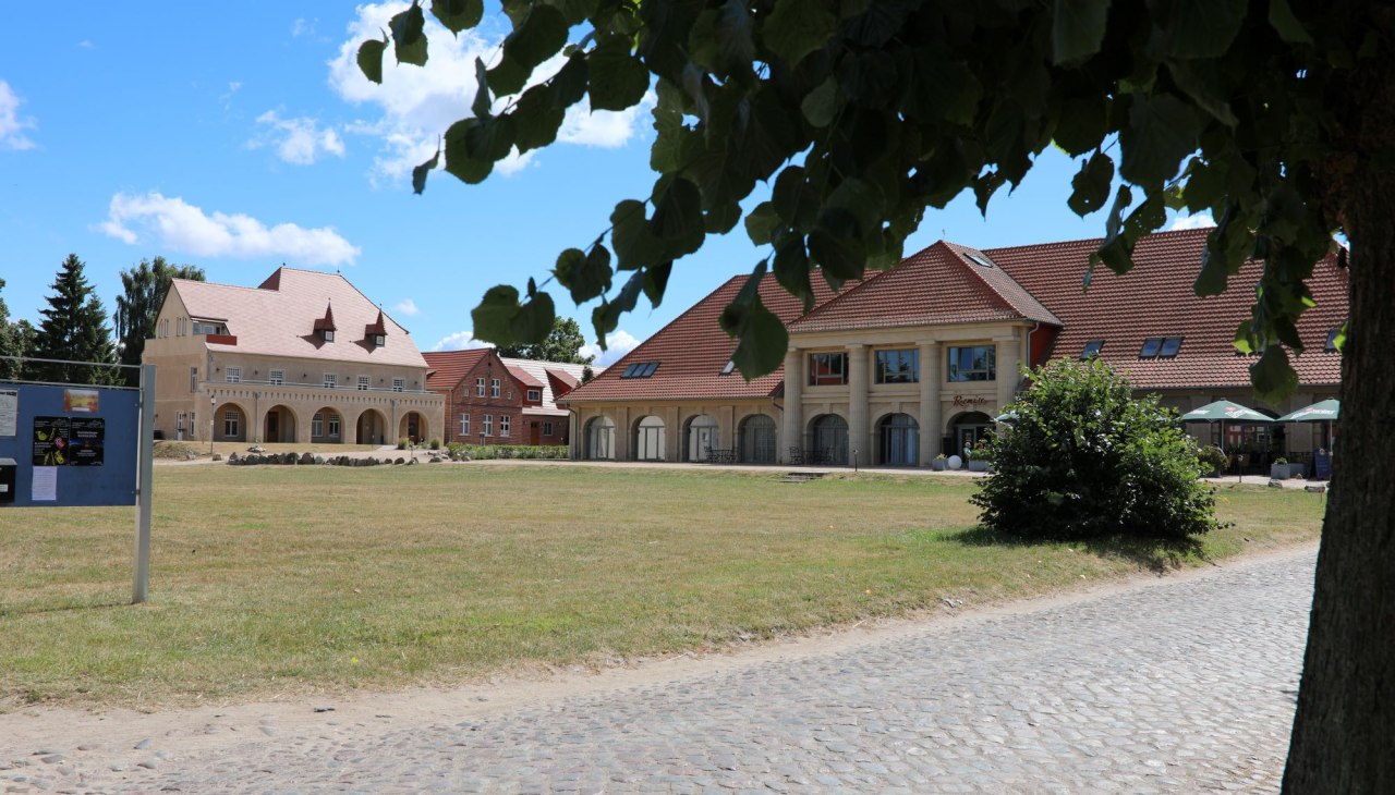 Die Remise des "Schloss Stolpe" mit Restaurant. Im Hintergrund Teile des vom Schloss abgetrennten Westflügels., © Dr. Lüling, GF SaH Die Remise des "Schloss Stolpe" mit Restaurant. Im Hintergrund Teile des vom Schloss abgetrennten Westflügels., © Dr. Lüling, GF SaH