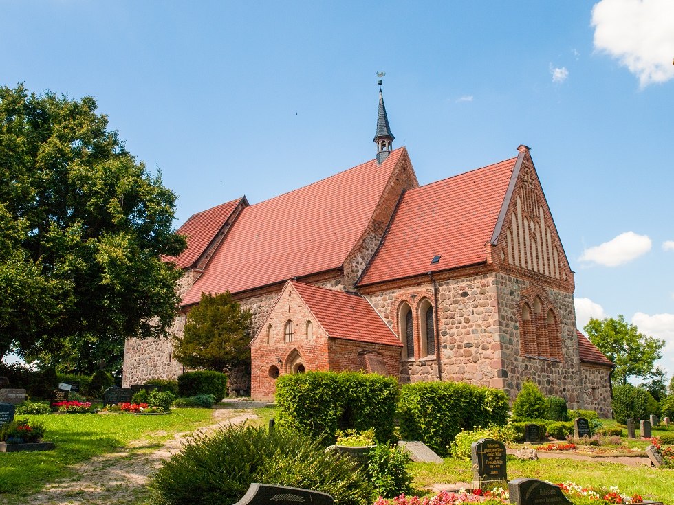 Kirche seitlich schr&auml;g dem Hang nach oben fotografiert. // &copy; Frank Burger