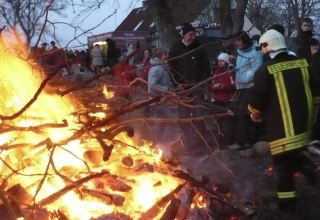 Osterfeuer mit dem Feuerwehrf&ouml;derverein Lohme e.V. und der freiwilligen Feuerwehr Lohme // &copy; Touristik Lohme