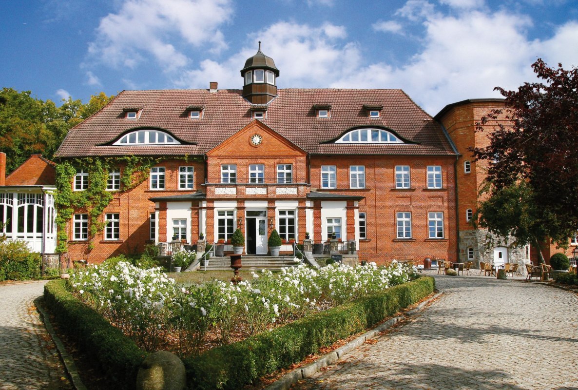 Das Hotel Schloss Basthorst Au&szlig;enansicht // &copy; Hotel Schloss Basthorst/Michael Frahm