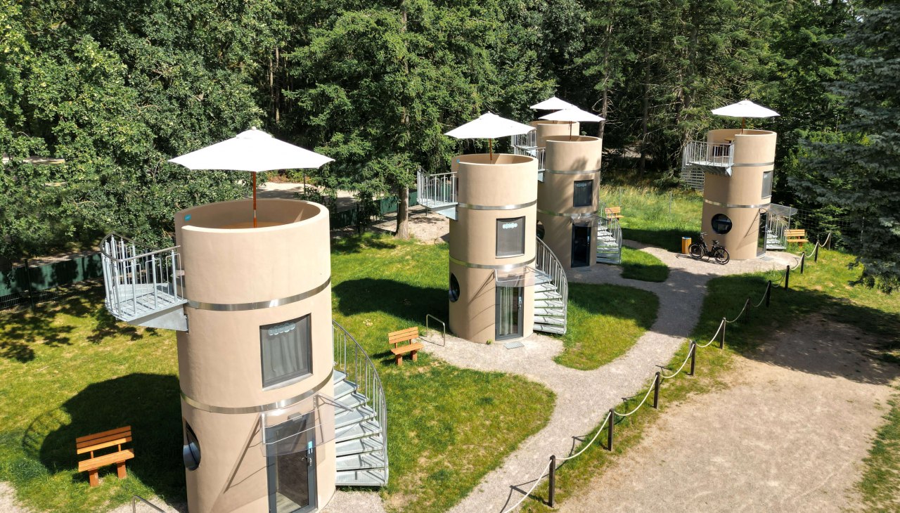 Das slube Hotel in Krakow am See mit seinen Schlaftürmen, © slube