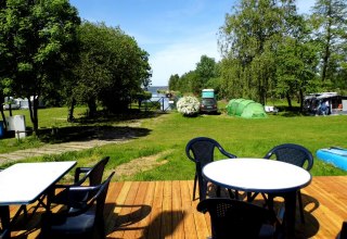 Mit Blick auf den Stichkanal l&auml;sst sich&rsquo;s gut sein auf der Terrasse // &copy; Naturcampingplatz Lassan