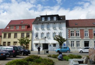 Hotel direct aan de markt in Loitz // &copy; Walter Oster