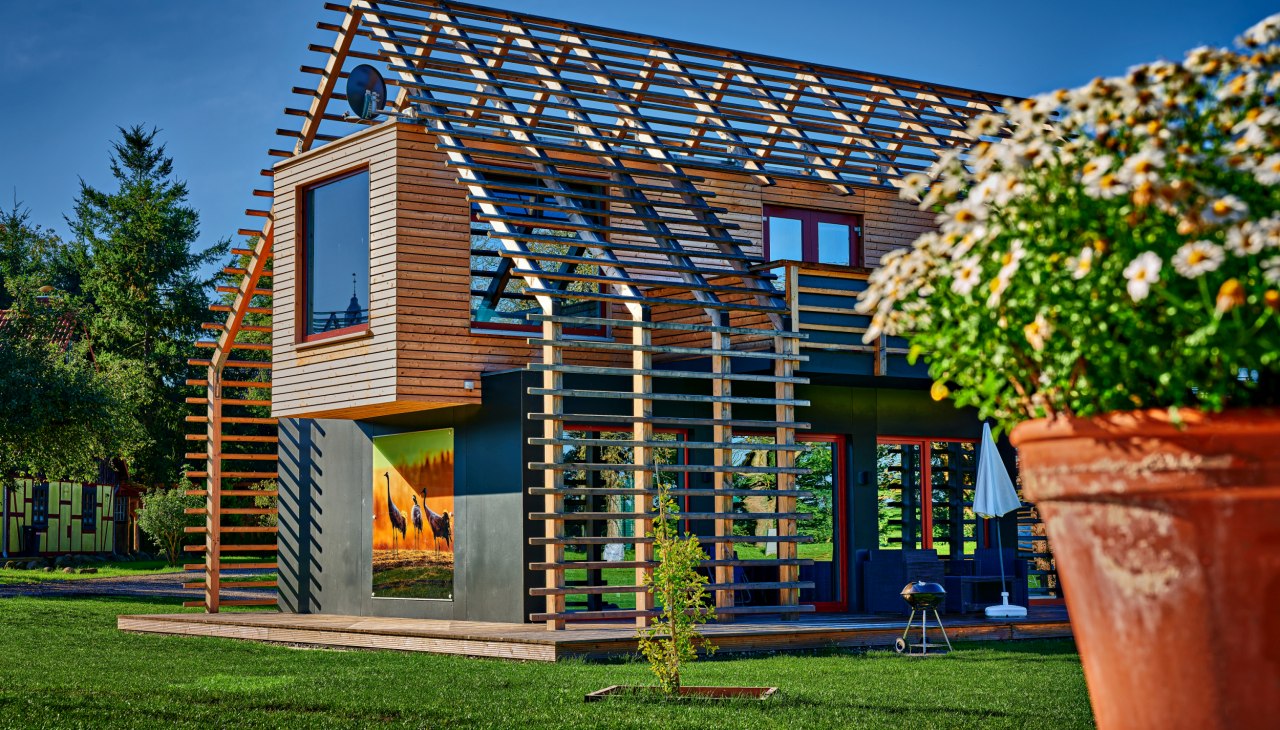 Moderne Chalets auf dem Gelände des Bernsteinschlosses Wendorf, © Bernsteinreiter Moderne Chalets auf dem Gelände des Bernsteinschlosses Wendorf, © Bernsteinreiter