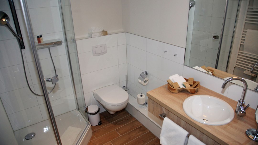 Badezimmer im Hotel "Alter Kornspeicher" Neustrelitz, © Alter Kornspeicher Badezimmer im Hotel "Alter Kornspeicher" Neustrelitz, © Alter Kornspeicher