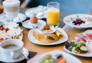 Fr&uuml;hst&uuml;ck im Restaurant Gutmannsd&ouml;rfer // &copy; Hotel H&uuml;bner GmbH