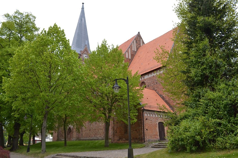 S&uuml;dseite der Kirche mit Rundweg im Gr&uuml;n der B&auml;ume. // &copy; Lutz Werner