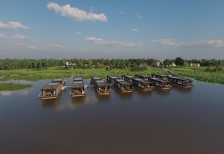 Uitzicht op de aanlegsteiger van het havenresort Fuhlendorf met zijn drijvende vakantiehuizen direct aan de Bodstedter Bodden - maritieme sfeer en vakantie op een exclusieve locatie. // &copy; Hafenresort Fuhlendorf / FHG floating house GmbH