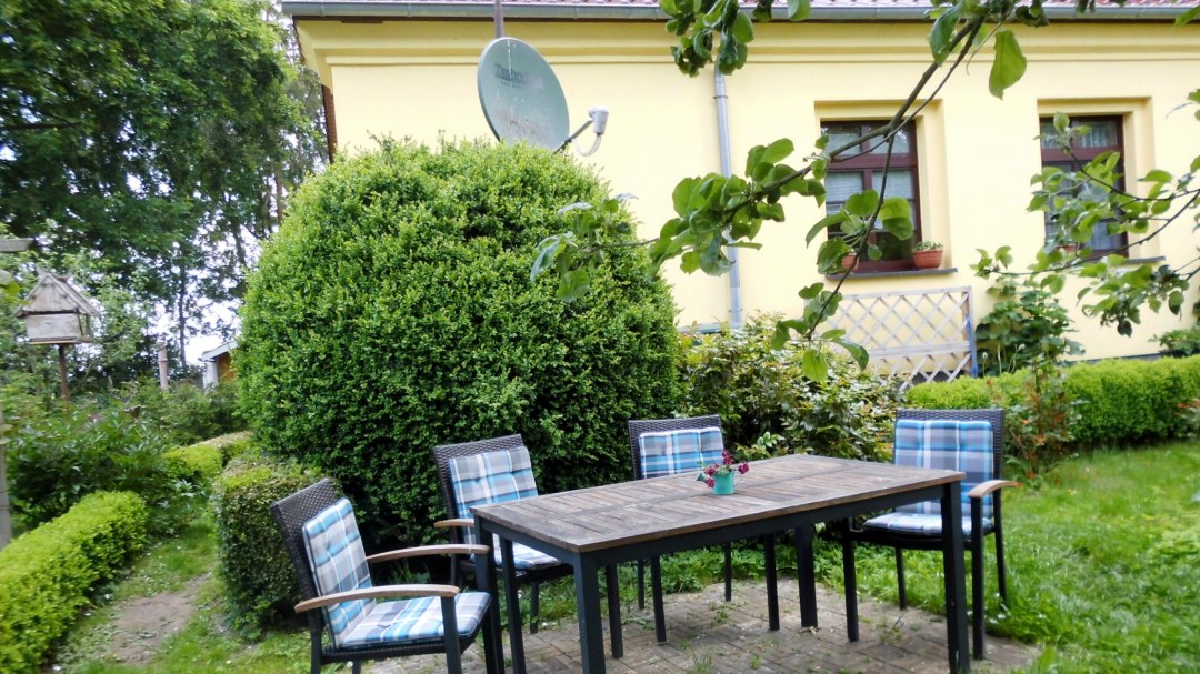 Verschiedene Sitzecken im Garten laden zum verweilen ein, © Birgit Possehl Verschiedene Sitzecken im Garten laden zum verweilen ein, © Birgit Possehl