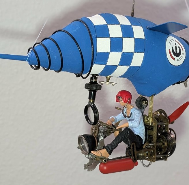 Selbstgebasteltes Flugobjekt mit Besatzung, &copy; Jugendkunstschule Vorpommern-R&uuml;gen e.V.
