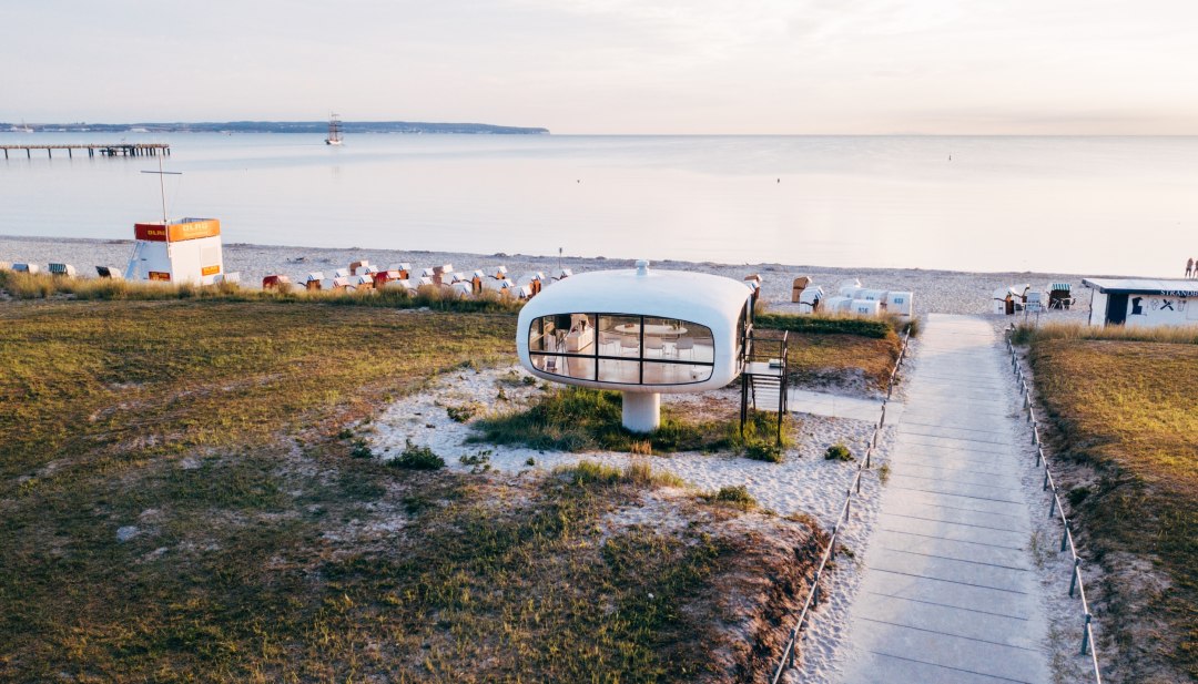 Luchtfoto van de M&uuml;ther Tower op het strand van Binz met de Baltische Zee en strandstoelen.