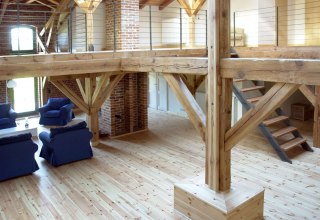 Dieses stilvolle Loft kombiniert rustikalen Charme mit modernen Akzenten. Die massiven Holzbalken und das offene Raumkonzept harmonieren perfekt mit den gem&uuml;tlichen Sitzgelegenheiten, w&auml;hrend die freiliegenden Ziegelw&auml;nde den historischen Charakter des Geb&auml;udes bewahren. Die gro&szlig;z&uuml;gige Galerie bietet zus&auml;tzlichen Raum und betont die luftige Atmosph&auml;re dieses einzigartigen Wohnraums., &copy; Dieses stilvolle Loft kombiniert rustikalen Charme mit modernen Akzenten. Die massiven Holzbalken und das offene Raumkonzept harmonieren perfekt mit den gem&uuml;tlichen Sitzgelegenheiten, w&auml;hrend die freiliegenden Ziegelw&auml;nde den historischen Charakter des Geb&auml;udes bewahren. Die gro&szlig;z&uuml;gige Galerie bietet zus&auml;tzlichen Raum und betont die luftige Atmosph&auml;re dieses einzigartigen Wohnraums.