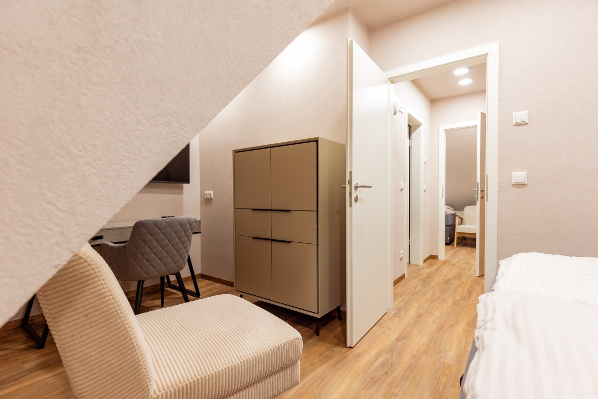 Er zijn twee comfortabel ingerichte slaapkamers op de bovenste verdieping van het Red Kite Resort. // &copy; Red Kite Resort