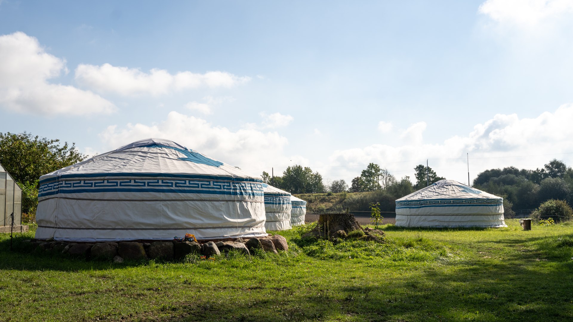 Idyllischer Landurlaub im ART.Quartier - Die gro&szlig;en Juten stehen im Gr&uuml;nen wie Glamping.
