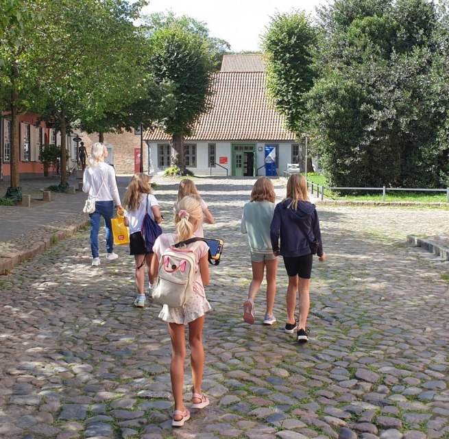 Die Kinder sind auf dem Weg, das n&auml;chste R&auml;tsel auf ihrem Tablet zu l&ouml;sen und etwas &uuml;ber Rostock zu erfahren // &copy; JSB e. V.