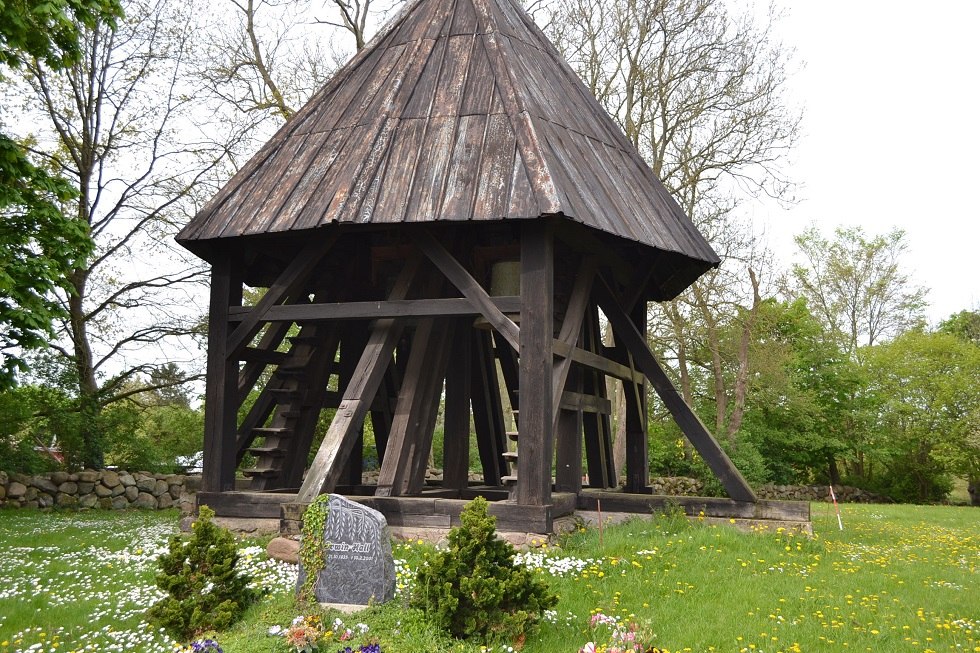 Der Glockenstuhl im Friedhofsbereich. // © Lutz Werner Der Glockenstuhl im Friedhofsbereich. // © Lutz Werner