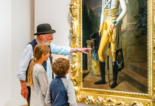 Die Tour f&uuml;r Kinder zeigt das Gem&auml;lde F&uuml;rst Wilhelm Malte I. und zwei Kinder staunen.