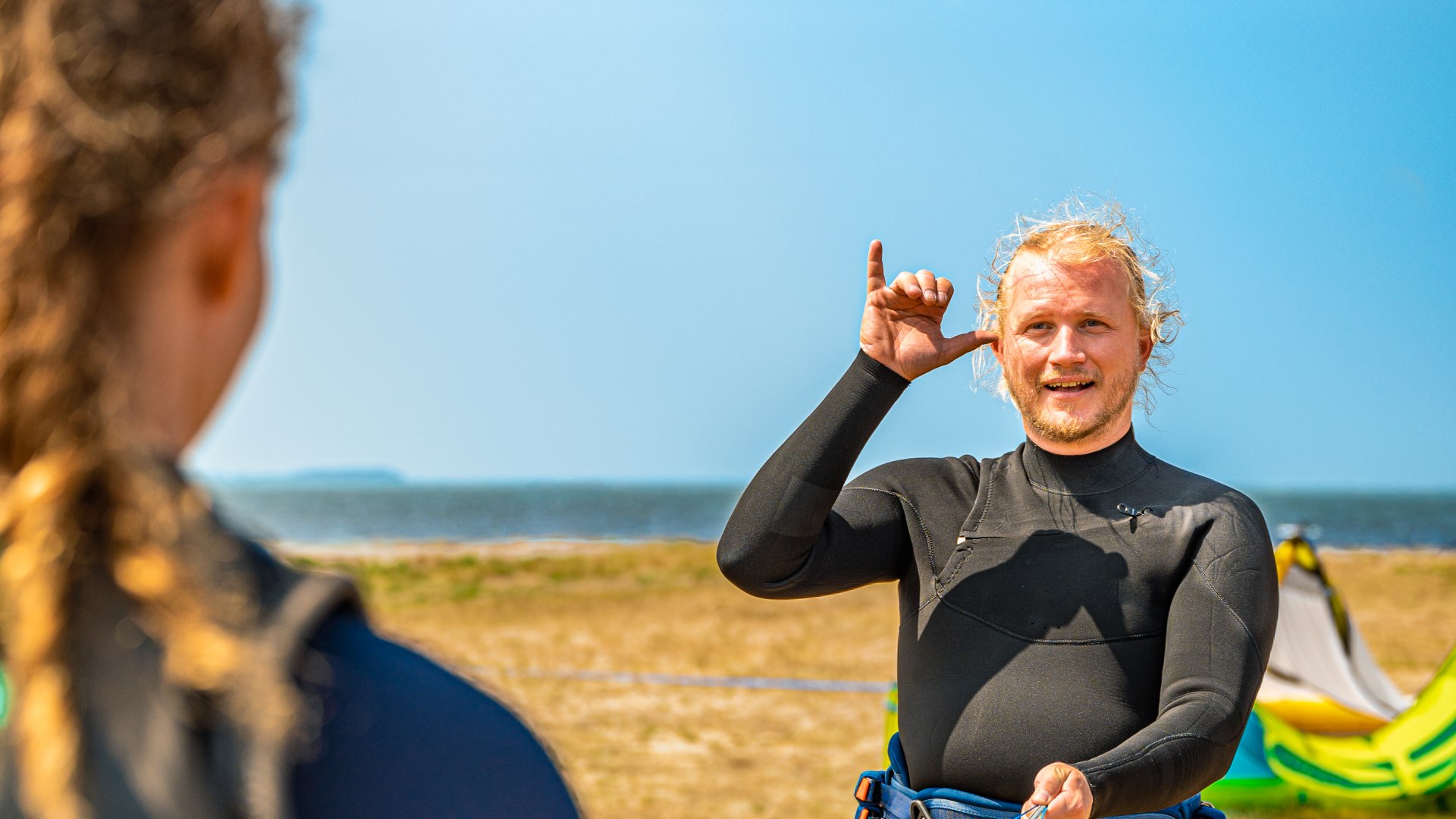 Kitesurfles in gebarentaal - de instructeur geeft uitleg aan de leerling op Ummanz. // Alles veilig? Luisa is doof. En haar instructeur Patrick ook. DeafVentures is de eerste gecertificeerde kitesurfschool voor doven in Duitsland. // © MV-T/Tiemann Kitesurfles in gebarentaal - de instructeur geeft uitleg aan de leerling op Ummanz.