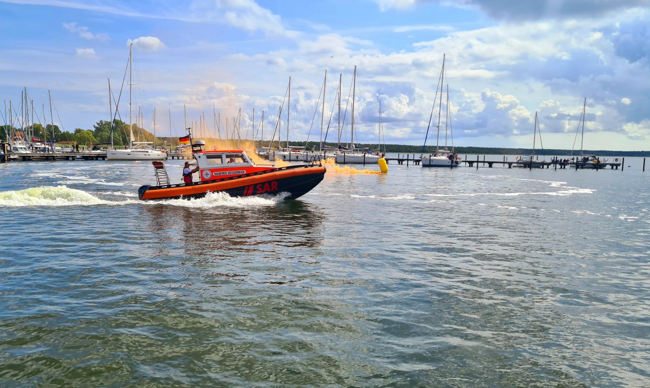 Reddingsoefening in havenbekken van Breege // © Infomationsamt Breege-Juliusruh Reddingsoefening in havenbekken van Breege // © Infomationsamt Breege-Juliusruh