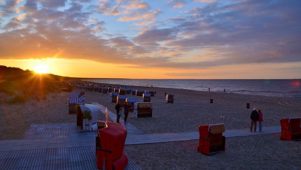 Romantischer Sonnenuntergang am barrierefreien Strandzugang im Ostseebad Trassenheide // © Eigenbetrieb Kurverwaltung Ostseebad Trassenheide Romantischer Sonnenuntergang am barrierefreien Strandzugang im Ostseebad Trassenheide // © Eigenbetrieb Kurverwaltung Ostseebad Trassenheide