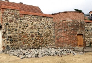 Teile der Stadtmauer in der M&uuml;hlenstra&szlig;e // &copy; Sabrina Wittkopf-Schade