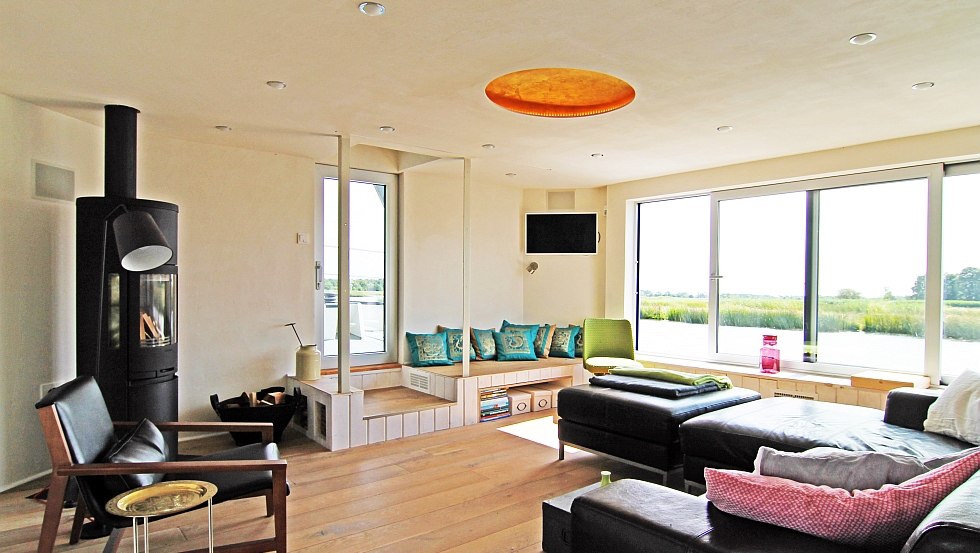 Woonkamer met Scandinavische kachel, © Tilo Budinger Woonkamer met Scandinavische kachel, © Tilo Budinger