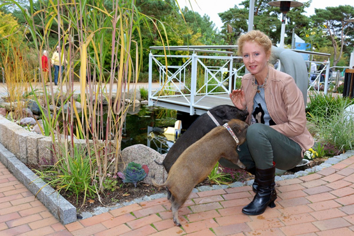 Eigenaresse Sabine Schlechter met haar gelukkige hotelvarkens Lulu & Roy // &copy; Vineta Hotels