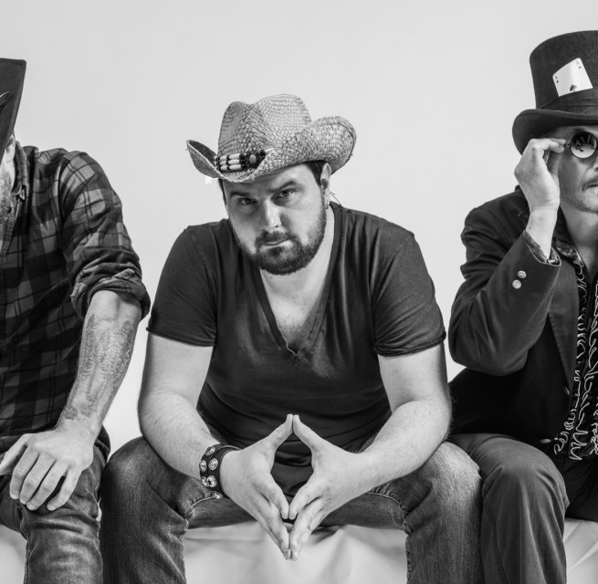 Coverhits mit Mandoline, Bass-Ukulele und Gitarre. Kleine Instrumente - gro&szlig;e Songs - gro&szlig;er Spa&szlig;. // &copy; Stephan Klement